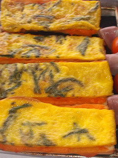 Una foto de Tortilla de espárragos y banderillas de dátiles y beicon