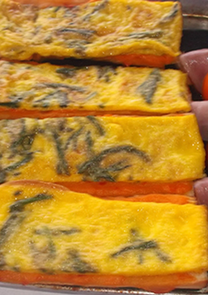 Una foto de Tortilla de espárragos y banderillas de dátiles y beicon