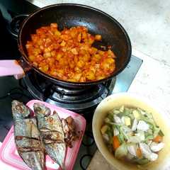 A picture of Menu Harian sederhana (kentang balado, ikan kembung, sayur).