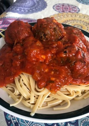 Una foto de Fideos con salsa y terribles albóndigas (vegetarianas) 🔥💣🧨
