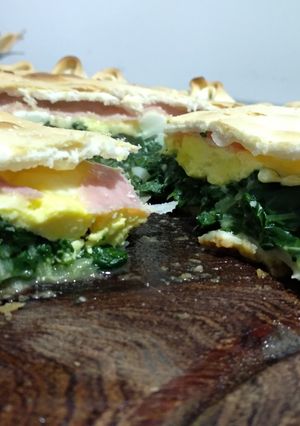 Una foto de Tarta económica de jamón queso y acelga
