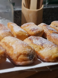Una foto de Xuxos o Pepitos de Crema y de Chocolate
