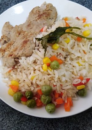 Una foto de Arroz primavera con bistec de cerdo