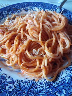 Una foto de Espaguetis con melva y tomate