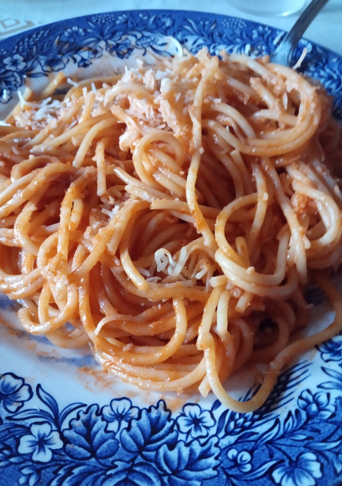 Una foto de Espaguetis con melva y tomate