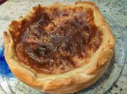 Une photo de flan avec du lait