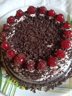 ब्लैक फोरेस्ट केक (Black forest cake recipe in hindi) रेसिपी मुख्य फोटो