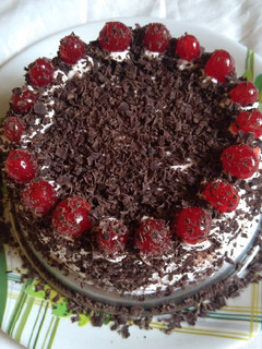 ब्लैक फोरेस्ट केक (Black forest cake recipe in hindi) रेसिपी मुख्य फोटो