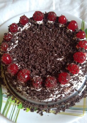 ब्लैक फोरेस्ट केक (Black forest cake recipe in hindi) रेसिपी मुख्य फोटो