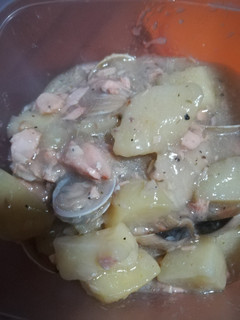 Una foto de Salmón con patatas y almejas
