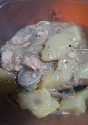 Una foto de Salmón con patatas y almejas