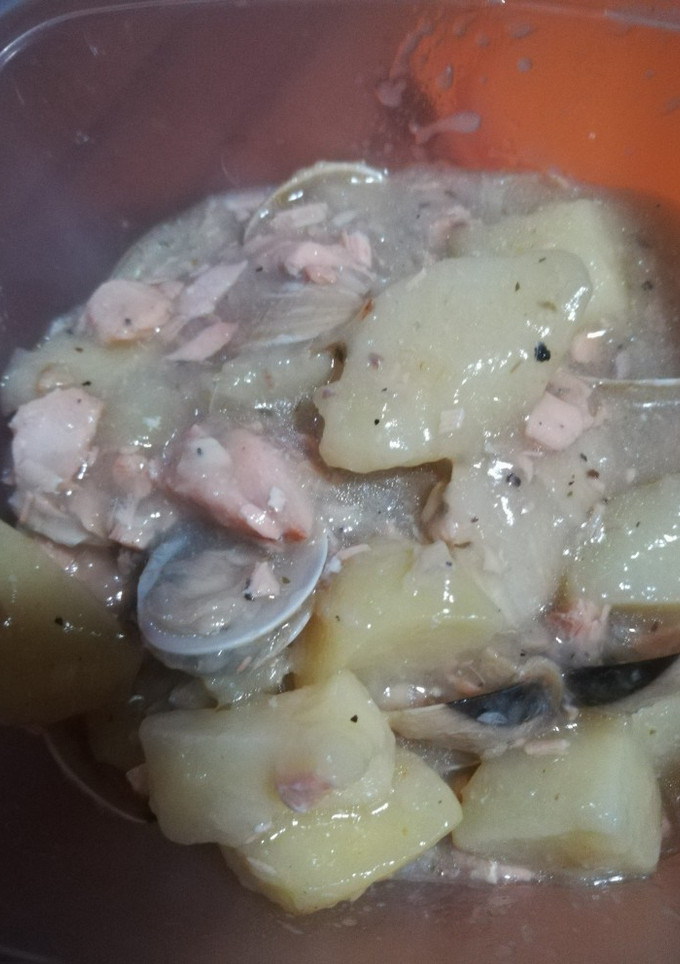 Una foto de Salmón con patatas y almejas