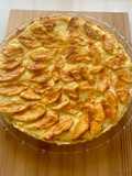 Tarta de manzana con masa quebrada, crema pastelera y mermelada de albaricoque. Todo casero