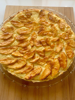 Una foto de Tarta de manzana con masa quebrada, crema pastelera y mermelada de albaricoque. Todo casero