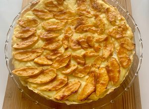 Foto principal de Tarta de manzana con masa quebrada, crema pastelera y mermelada de albaricoque. Todo casero