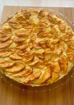 Una foto de Tarta de manzana con masa quebrada, crema pastelera y mermelada de albaricoque. Todo casero