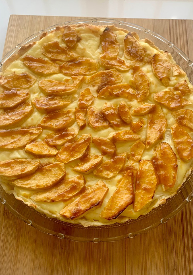 Una foto de Tarta de manzana con masa quebrada, crema pastelera y mermelada de albaricoque. Todo casero