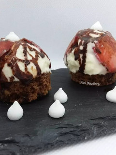 Una foto de Bocados de mousse de chocolate blanco y fresas