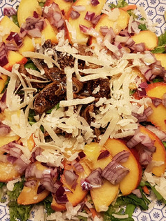 Una foto de Ensalada de Melocotones, Higos y Parmesano