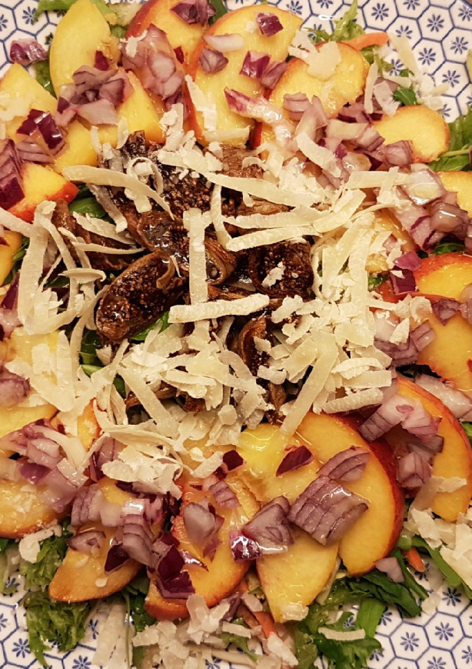 Una foto de Ensalada de Melocotones, Higos y Parmesano