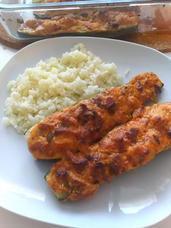 Juhtúróval-kolbásszal töltött cukkini recept fotója