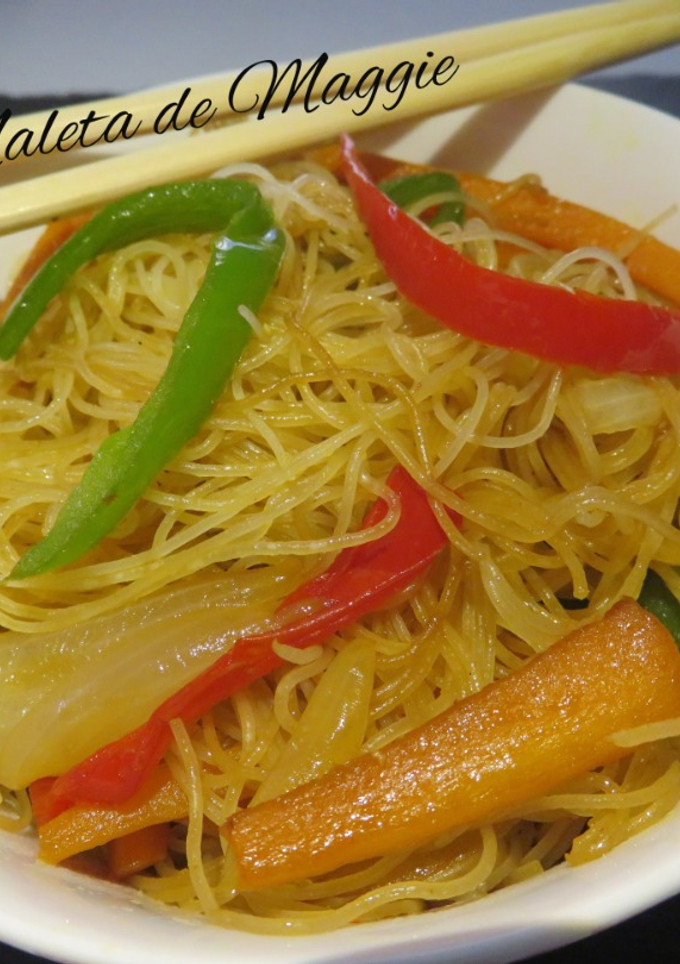 Una foto de Fideos de arroz con verduras