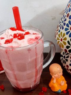 गुलाबी लस्सी विथ टूटी फ्रूटी आइसक्रीम(gulabi lassi with tutti frutti ice-cream recipe in Hindi) रेसिपी मुख्य फोटो