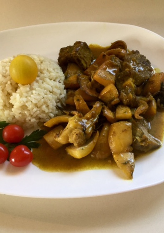 Una foto de Sepia con costilla de cerdo y alcachofas