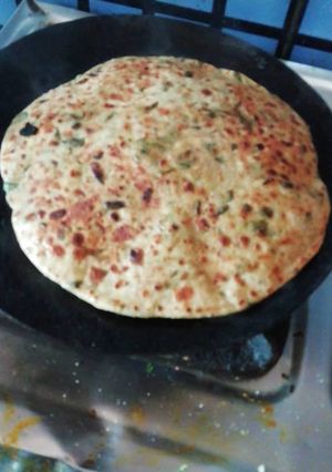 A picture of Methi paratha.