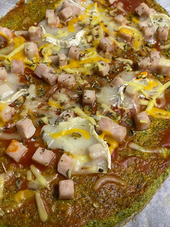 Una foto de Pizza brócoli, pavo y quesos muy fácil