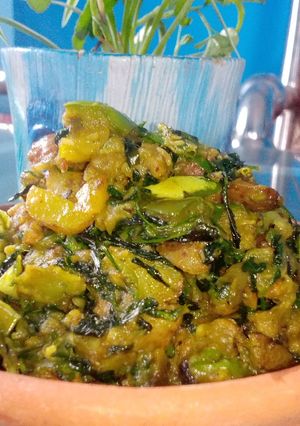 বড়ি আলু বেগুন দিয়ে মেথি শাকের ঘন্ট (bori aloo begun diye methi saager ghonto recipe in Bengali) রেসিপির প্রধান ছবি