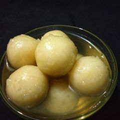 A picture of Rice Rasgulla.