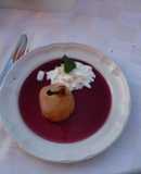 Peras al vino tinto con queso cottage
