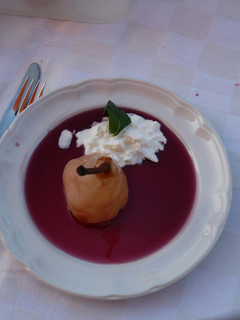 Una foto de Peras al vino tinto con queso cottage