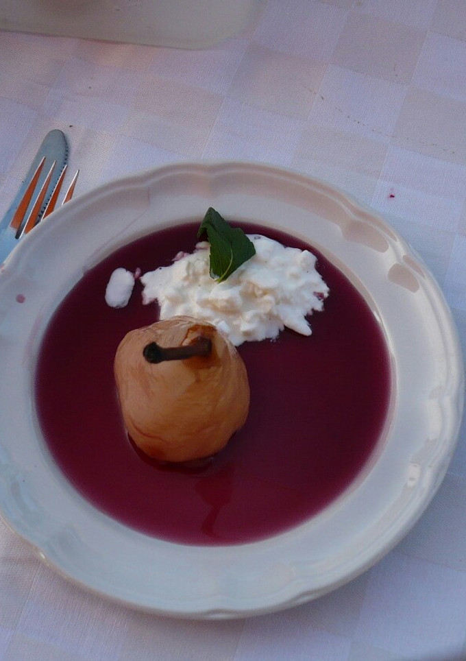 Una foto de Peras al vino tinto con queso cottage