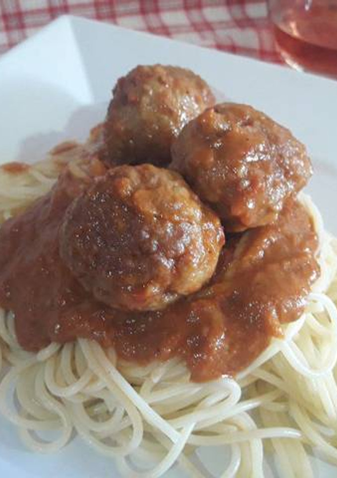 Una foto de Espaguettis con albóndigas