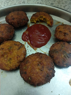 પૌવા ટીકી😋(pauva tiki in Gujarati) રેસીપી મુખ્ય ફોટો
