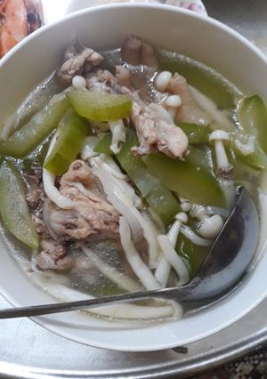 Hình của món Xương gà nấu bí và nấm kim châm.