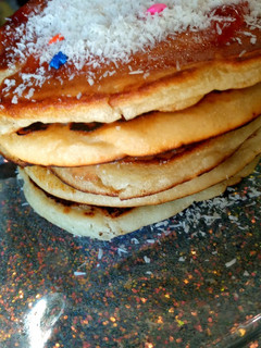 Una foto de ❤Hot cakes 🥞 De 4 Ingredientes súper ricoos..🤤 Y fáciles