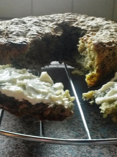 Una foto de Pincho de cocido con queso cremoso, aceite, romero y tomillo