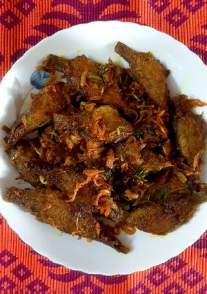 পেঁয়াজ দিয়ে মেনি মাছ ভাজা রেসিপির প্রধান ছবি