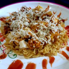 A picture of Pizza paneer tikka with Maggie noodle base.