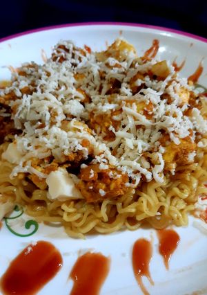 A picture of Pizza paneer tikka with Maggie noodle base.