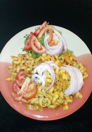A picture of Macroni jollof with fish.