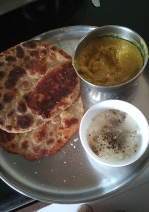 A picture of Dal paratha.