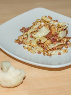 Una foto de Coliflor frita con taquitos de jamón serrano