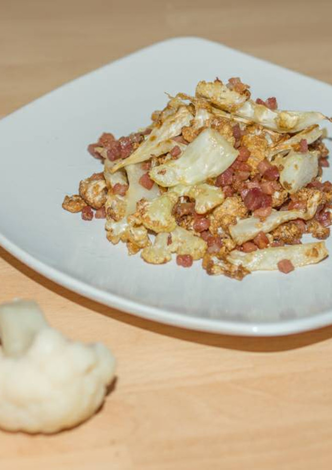 Una foto de Coliflor frita con taquitos de jamón serrano