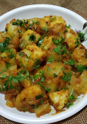 લસણિયા બટાકા (Lasaniya Bataka Recipe In Gujarati) રેસીપી મુખ્ય ફોટો