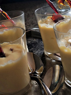Una foto de Chupitos de Crema Catalana al aroma de Manzana y al microondas