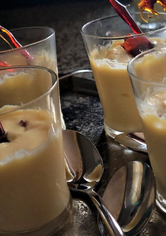 Una foto de Chupitos de Crema Catalana al aroma de Manzana y al microondas